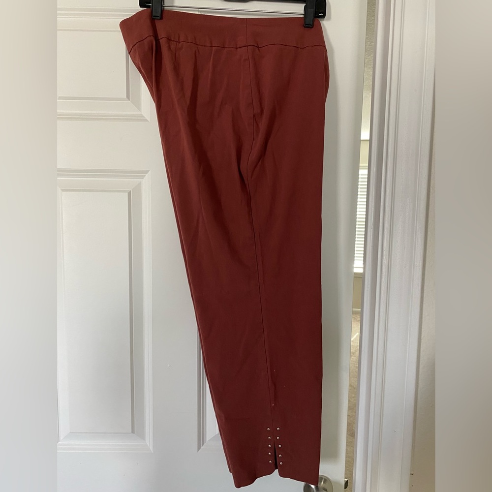 Women’s capri with slits and silver pearls on each side